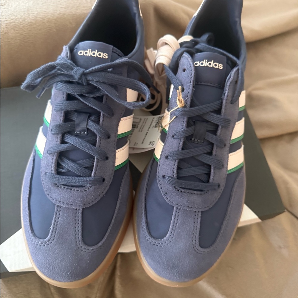 New Adidas Women’s sneakers tennis shoes size 8